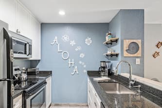 Great Location- Quiet Beach, Small Complex, Walk to Bars & Restaurants