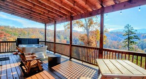Spectacular Fall display from The Sweet Escape deck 🧡