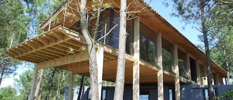 Villa sur pilotis avec vue panoramique sur Golf.
A proximité d'Hossegor.