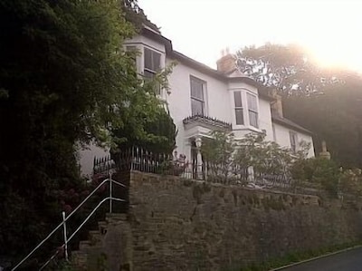 Großes Haus sehr nahe Strand im attraktiven Küstendorf West-Wales