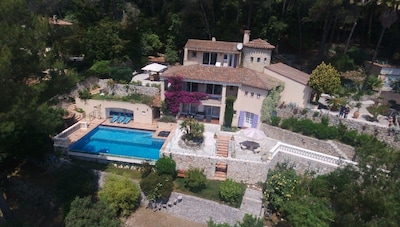 Villa in spektakulärer Hügellage nahe Cannes mit Blick auf Cap d’Antibes