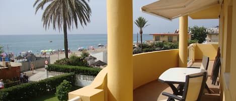 Terraza en primera línea de playa orientada al sur. Sol durante todo el dia.