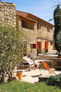 Casa de piedra en seco de 250 m2, paisaje de viñedos, colina, árboles en 4 hectáreas 