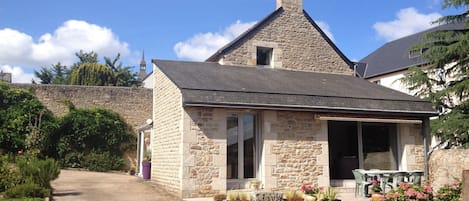 Maison Després... entre ciel bleu et hortensias !