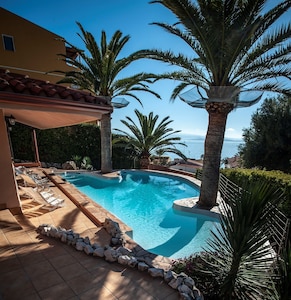 Villa Maladroxia, swimming pool, billiard room, panoramic terrace 70 meters from the sea!
