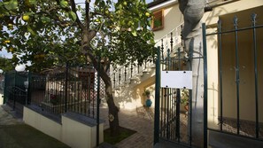 Casa Mariandre A entrance gate villa sorrento lettings family vacation rentals