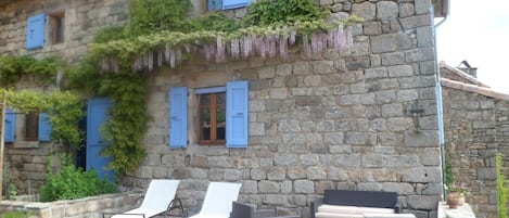 Gîte Faugères Ardèche 
 la terrasse plein sud et ses transats