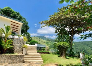 Entrance & the garden 