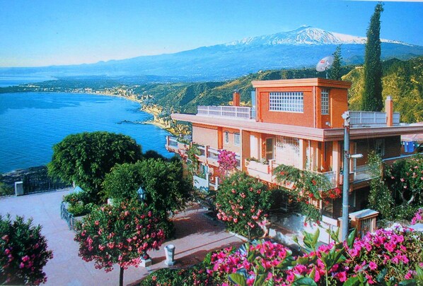 The Residence with sea and Mount Etna view