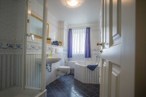 Bad mit Wanne und Dusche