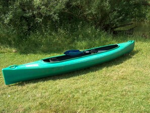 2 Kajaks mit Bootswagen und Zubehör gehören zum Haus