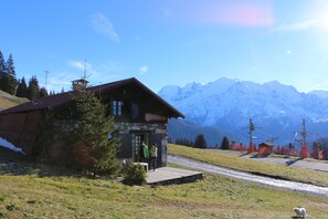 Chalet la Povotte en automne Mt-Blanc au fond
