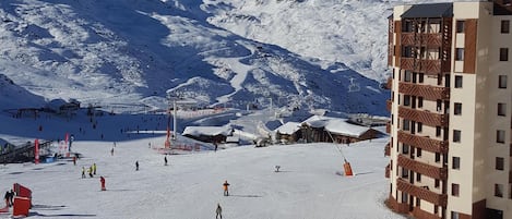 vue du balcon, descente vers quelques remontés mécaniques dont celle du Caron.