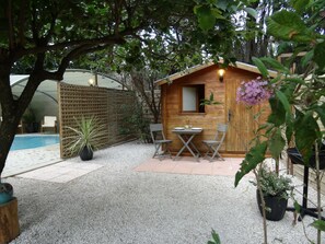 la piscine privée chauffée- sa cabane - son coin repas et le barbecue électrique