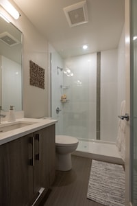 Super Clean, LEGAL, 1 BDR with small deck near China Town/Old Town Victoria
