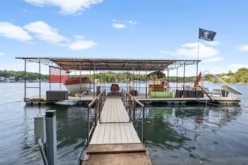 SUPER CLEAN! - Great Cove! on 8mm w/ SUP & Kayak, dock w/ waterslide & tiki bar