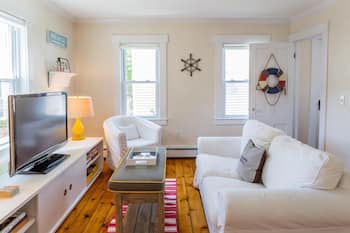 Bright & Airy 2BR 1 Block from Beach, Sleeps 4, On-site Parking
