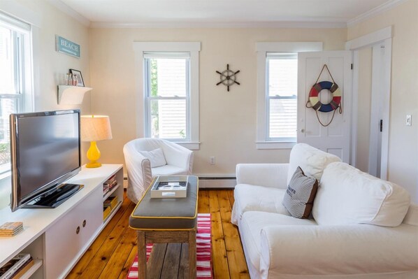 Living Room seats four comfortably - another white chair not in the picture