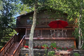 Newly remodeled lake home ! Steps away from the beautiful pike lake chain