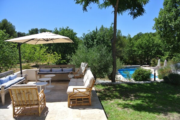 Sun deck avec vue sur la piscine