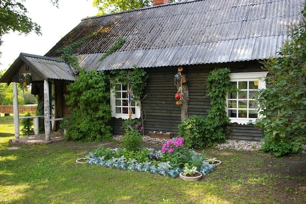 View of the Museum & Guesthouse "Stūrīši" - details of the front yard. 