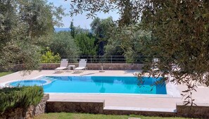 Pool and paddling pool 