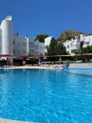 Pool and sunterrace area