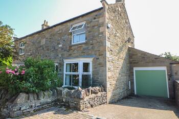 10 OLD SCHOOL CLOSE, pet friendly, with open fire in West Witton