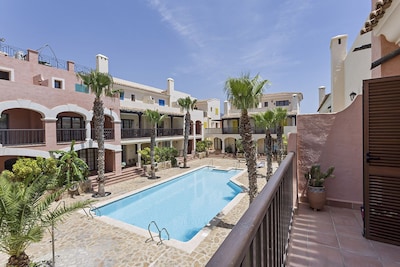 Casa totalmente equipada con solarium en la azotea con vistas al mar y al puerto deportivo.