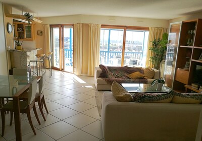 Spacious-sunny, family apart. 3mn to beach bordering Spain. Pool, terrace, garag