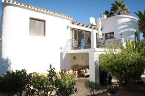 Balcony with shelter underneath