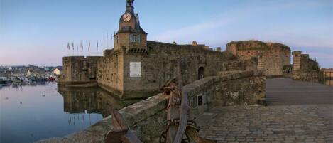 La Ville-Close de Concarneau à 10 minutes à pieds en longeant la mer...