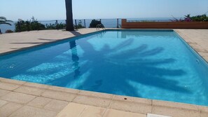 Piscine avec vue sur la mer