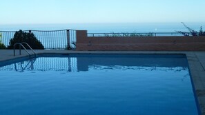 Piscine avec barrière sécurité enfant