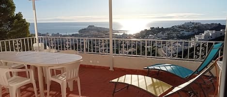 terrasse avec pergola au lever de soleil