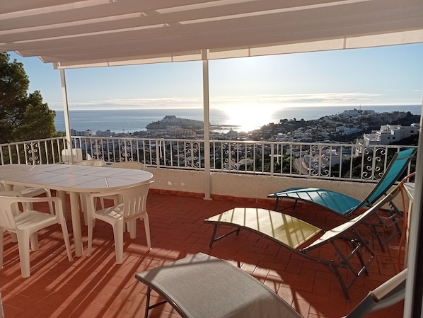 terrasse avec pergola au lever de soleil