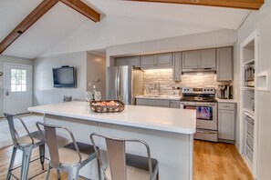 New kitchen cabinets/countertops and appliances