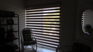 Sala con cortina contra el sol