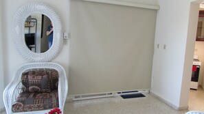 Sala con cortina de privacidad