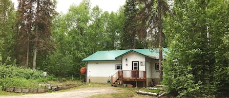 Secluded and quiet - yet - so close to beautiful downtown Talkeetna!