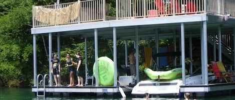 Party on the Dock! Double decker dock in gorgeous cove. 