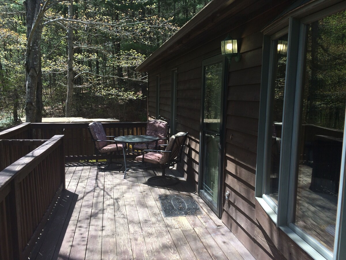 3-Br (5 beds) 2-Ba House in mtns near town. In mtns near town! Jacuzzi Hot tub!