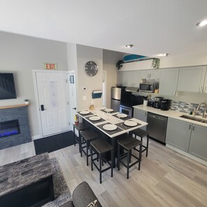 Fully equipped kitchen with seating for 6 around extended island