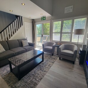 Living room with seating for 5/6