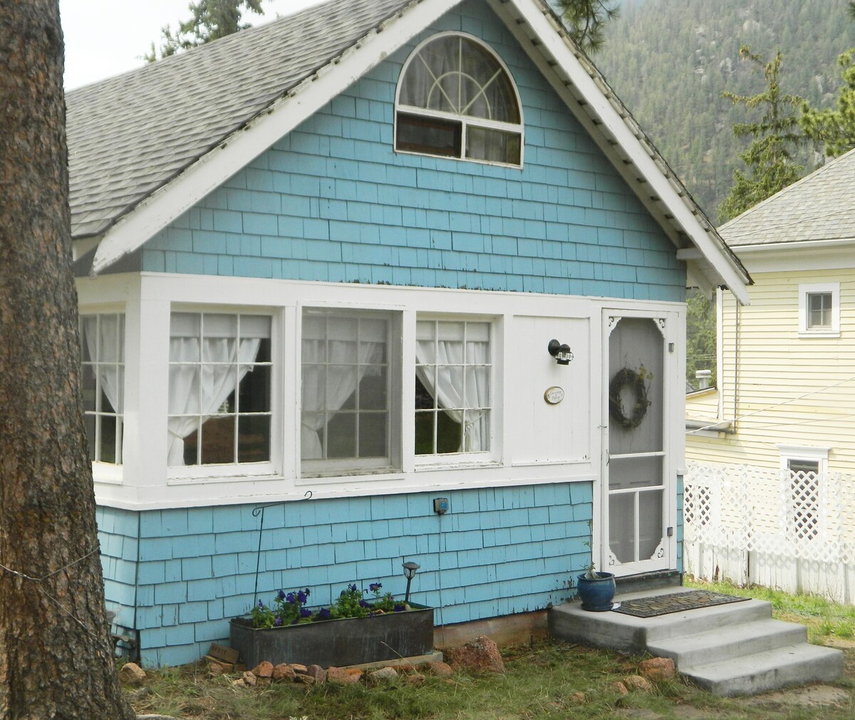 2BR Mountain Cabin – Comes with Fresh Baked Breakfast