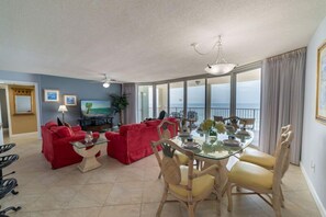 The open floor plan is great for entertaining family & friends