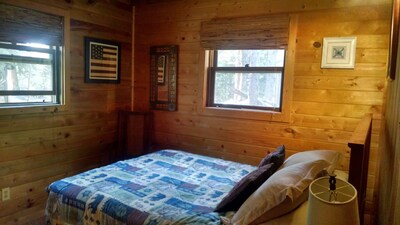 Amazing log cabin, Views, Hot Tub, Fireplace, Decks, private!