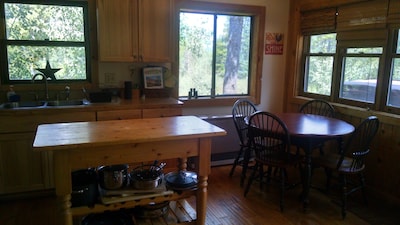 Amazing log cabin, Views, Hot Tub, Fireplace, Decks, private!