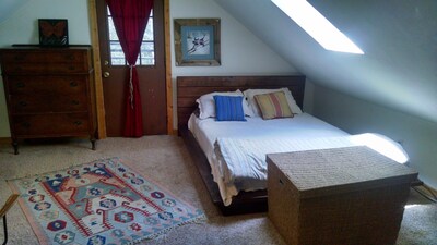 Amazing log cabin, Views, Hot Tub, Fireplace, Decks, private!