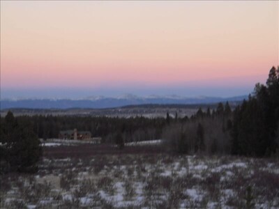 Amazing log cabin, Views, Hot Tub, Fireplace, Decks, private!